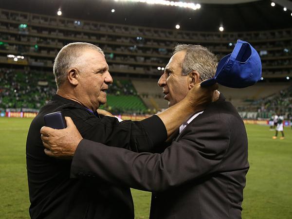 Hugo Gottardi y Gerardo Pelusso al final del partido entre Millonarios y Calo.