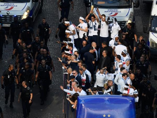 Los campeones del mundo por las calles de París.