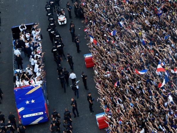 Los campeones del mundo por las calles de París.