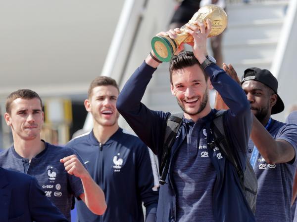 Hugo Lloris enseñando el trofeo.