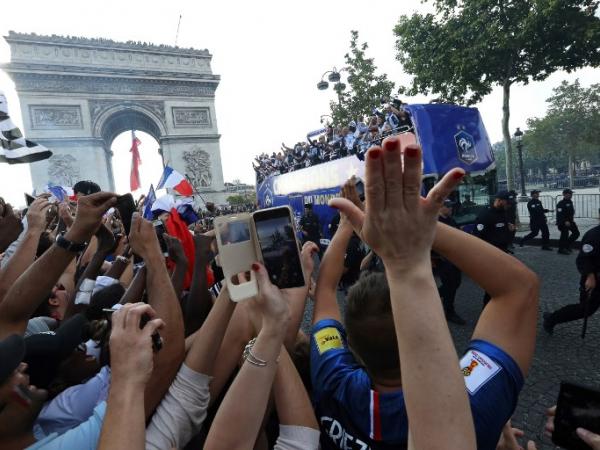 Los campeones del mundo por las calles de París.