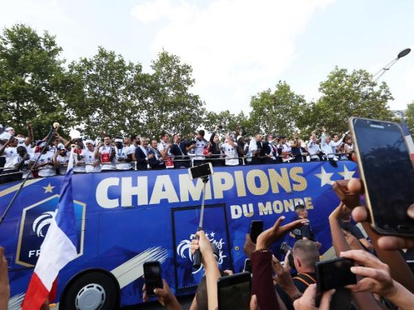Los campeones del mundo por las calles de París.
