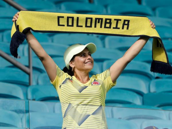 La hinchada colombiana se hizo presente en el estadio Arena Fonte Nova de Brasil.