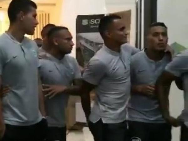 Brayan Rovira y una broma a Sebastián Gómez.