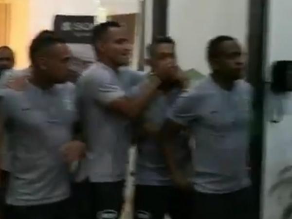 Brayan Rovira y una broma a Sebastián Gómez.