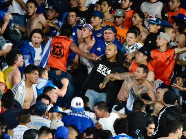 Los aficionados del embajador se calentaron en el entretiempo.