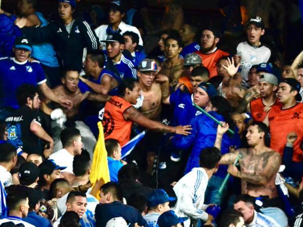 Los aficionados del embajador se calentaron en el entretiempo.