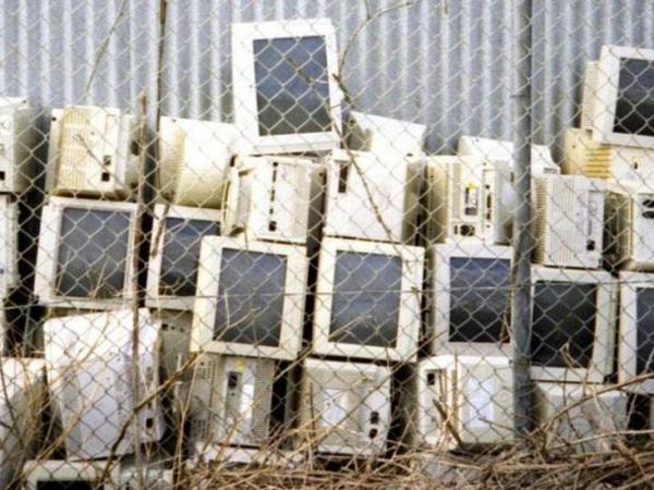 BBC Mundo: Un lote de computadoras en un basurero