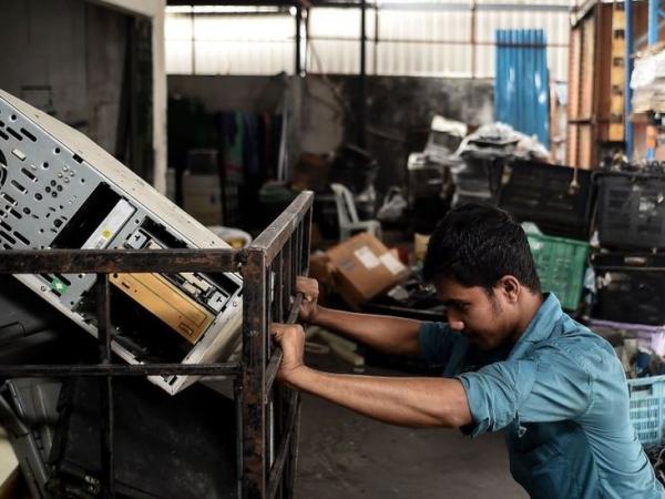 BBC Mundo: Hombre en fábrica de reciclaje electrónico.