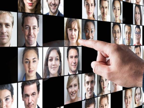 BBC Mundo: Hombre señalanado fotos de candidatos