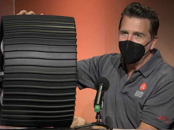 BBC Mundo: Adam Steltzner de la NASA mostrando un prototipo de una rueda de Perseverance