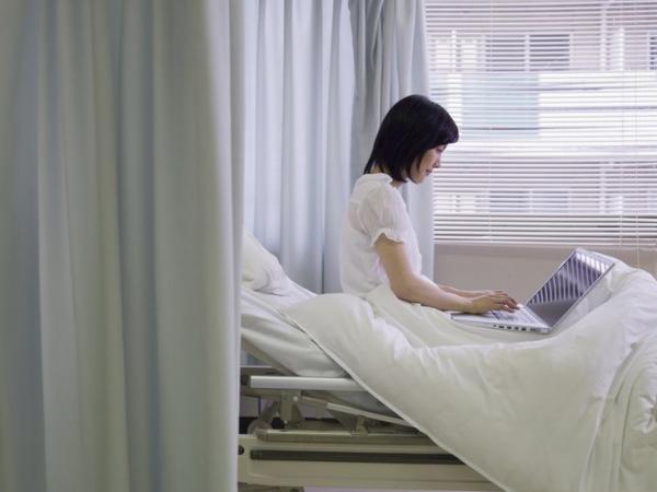 BBC Mundo: Una mujer joven con una computadora en una habitación de un hospital.