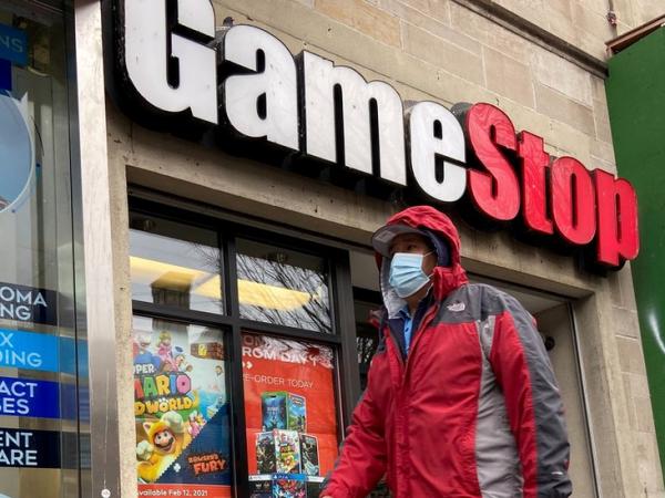 BBC Mundo: Una persona pasa por delante de una tienda de GameStop
