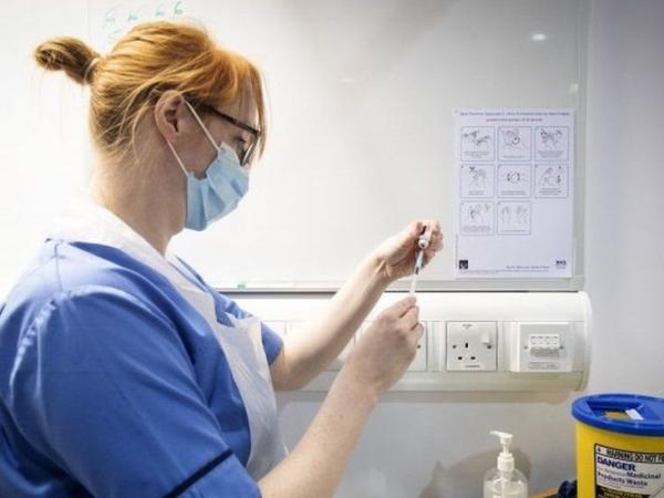 BBC Mundo: Enfermera preparando una vacuna