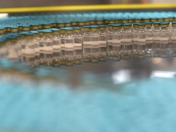 BBC Mundo: Dosis de vacunas en una fábrica.