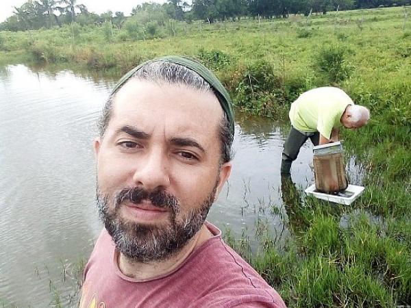 BBC Mundo: Pedro Alarcón-Elbal recogiendo muestras en República Dominicana. Al fondo se ve al Dr. Juan Rueda