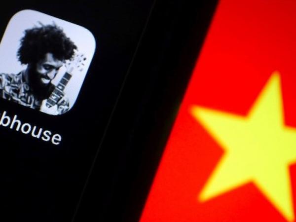 BBC Mundo: Un celular con la imagen de Clubhouse y una estrella amarilla sobre un fondo rojo que simboliza China