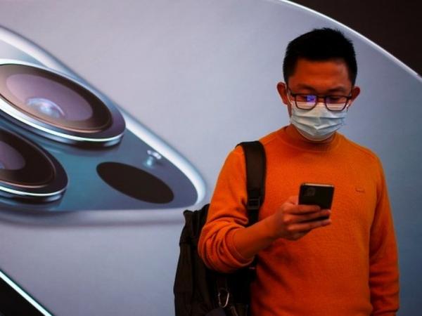 BBC Mundo: Un hombre mirando su iPhone en la calle