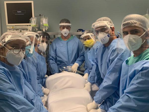 BBC Mundo: Equipe médica posa para foto com corpo de Raquel envolto em um tecido para que possa ser colocado de bruços