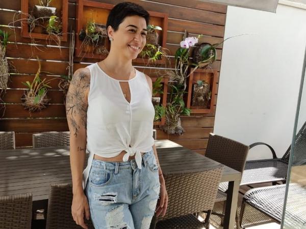 BBC Mundo: Raquel posa sorridente para foto