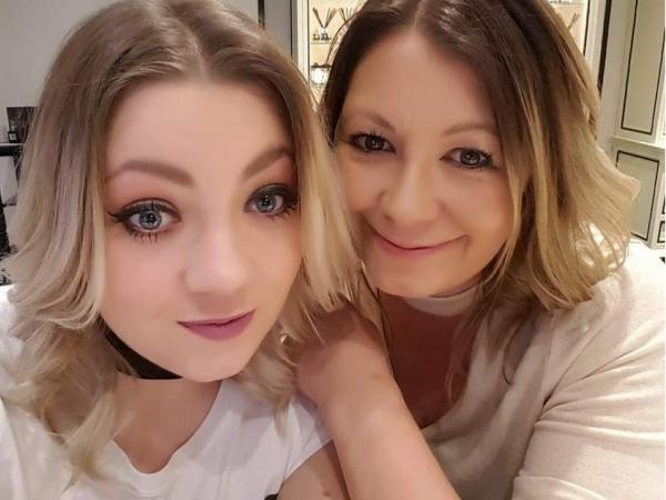 BBC Mundo: Clare disfruta de un día de mimos con su hija mayor: el perfume ahora huele repugnante para ella.