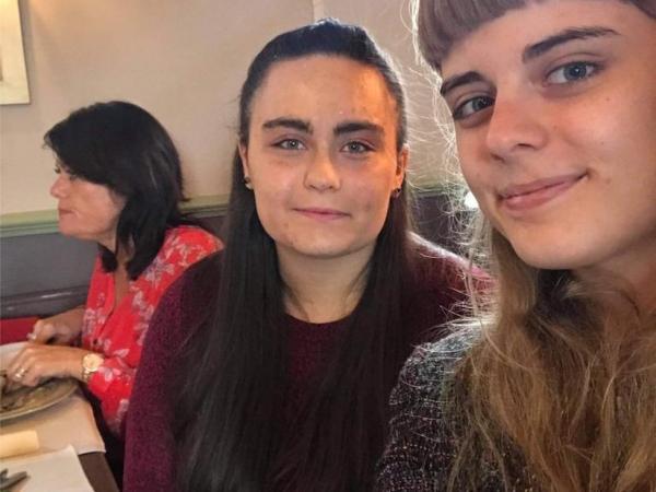 BBC Mundo: Kirstie (derecha) y Laura en el cumpleaños número 18 de la última que no pudo comer su pastel.