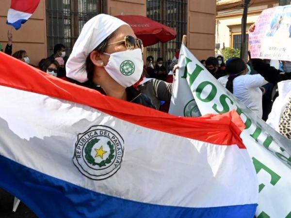 BBC Mundo: Personal sanitario protestando en Paraguay.