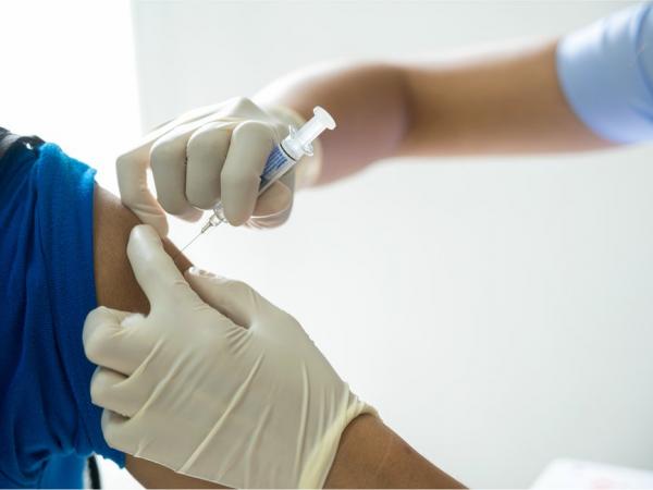 BBC Mundo: Persona vacunándose.