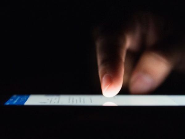 BBC Mundo: Una mano en una celular