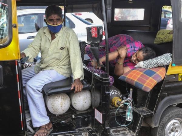 BBC Mundo: Un mujer yace en un motocarro esperando asistencia médica