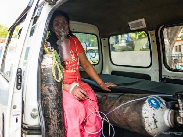 BBC Mundo: Una paciente con covid-19 conectada a un tanque de oxígeno, mientras espera ser admitida en un hospital de Nueva Delhi, 22 de abril de 2021