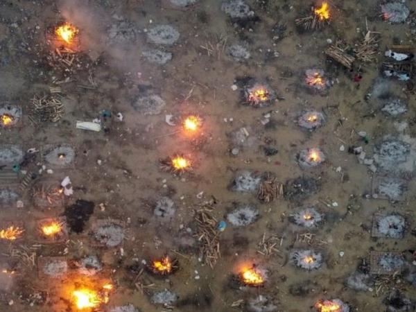 BBC Mundo: Una cremación en masa de víctimas de covid-19 en Nueva Delhi, India, 22 de abril de 2021