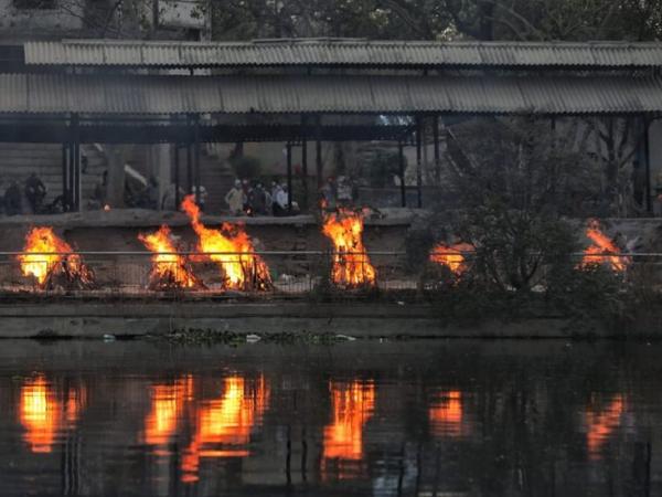 BBC Mundo: Piras funerarias encendidas en un crematorio de la ciudad de Lucknow, una de las más afectadas en India