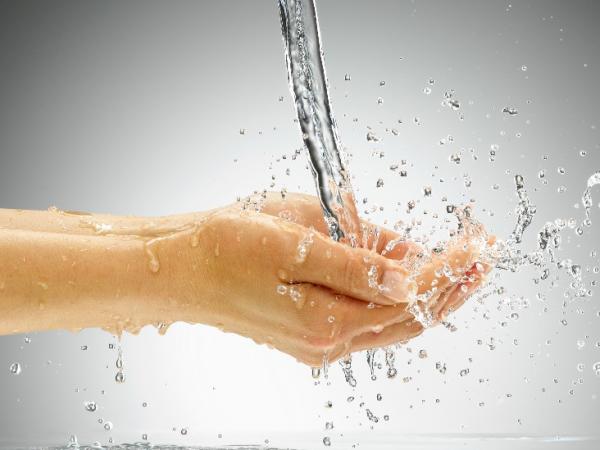 BBC Mundo: Manos bajo un chorro de agua