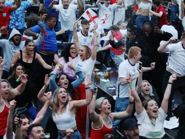 BBC Mundo: Fanáticos del fútbol celebran el triunfo de Inglaterra sobre Dinamarca en las semifinales.