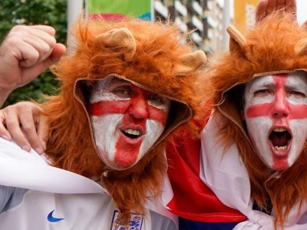 BBC Mundo: Fanáticos del fútbol celebran el triunfo de Inglaterra sobre Dinamarca en las semifinales.