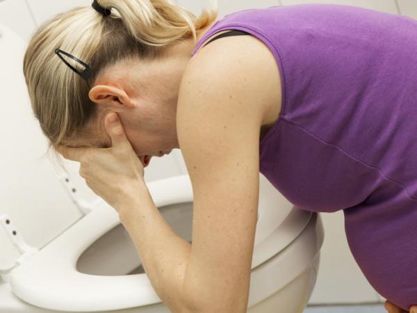 BBC Mundo: Mujer vomitando