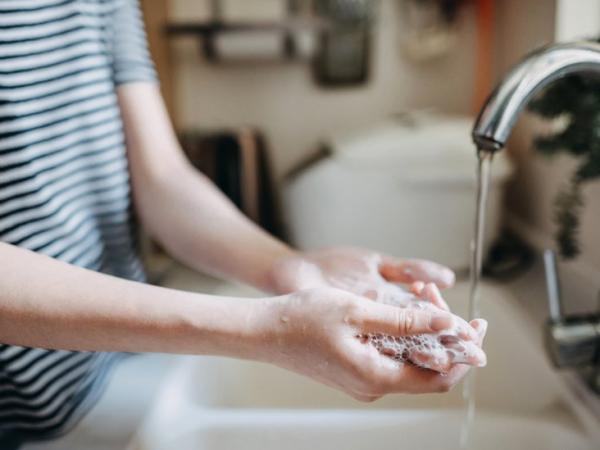 BBC Mundo: Mujer lavándose las manos