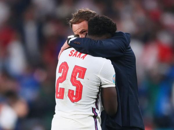 BBC Mundo: Gareth Southgate consolado a Saka