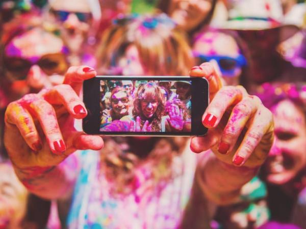 BBC Mundo: Un grupo de amigos en una fiesta tomándose una foto para Instagram