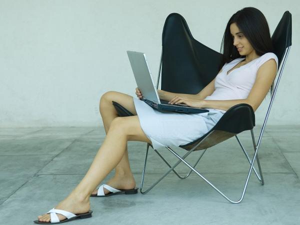 BBC Mundo: Chica sentada con computadora en su regazo