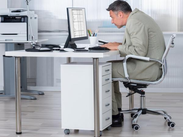 BBC Mundo: Hombre trabajando mal sentado