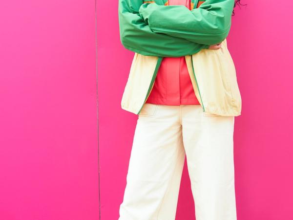 BBC Mundo: Chica parada apoyándose en una sola pierna