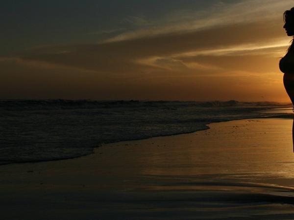 BBC Mundo: Silueta de chica en playa al atardecer con trasero salido