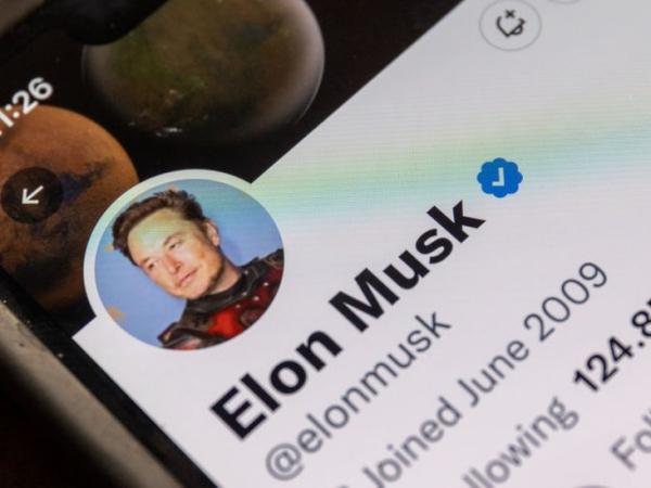 BBC Mundo: Foto de la cuenta de Twitter de Musk en un celular.