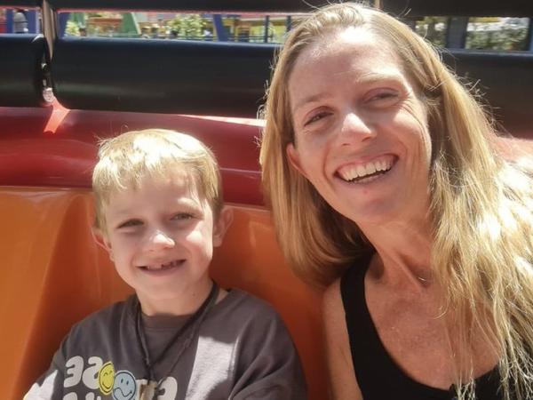 BBC Mundo: Olivia junto a su hijo Juan, quien hoy tiene 7 años.