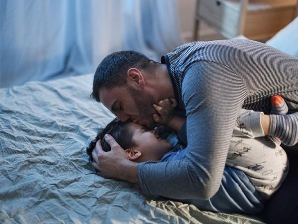 BBC Mundo: Un padre acompaña a su hijo mientras tiene una pesadilla