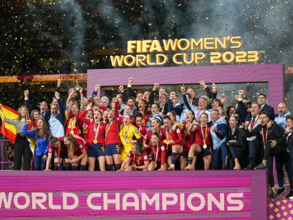 BBC Mundo: La selección española de fútbol femenino alza la Copa del Mundo en el Mundial de Australia y Nueva Zelanda 2023.