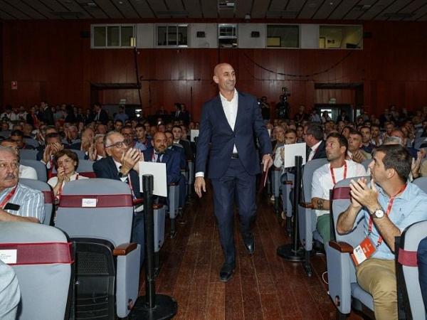 BBC Mundo: Luis Rubiales entrando este viernes a la Asamblea Extraordinaria de la Real Federación Española de Fútbol.