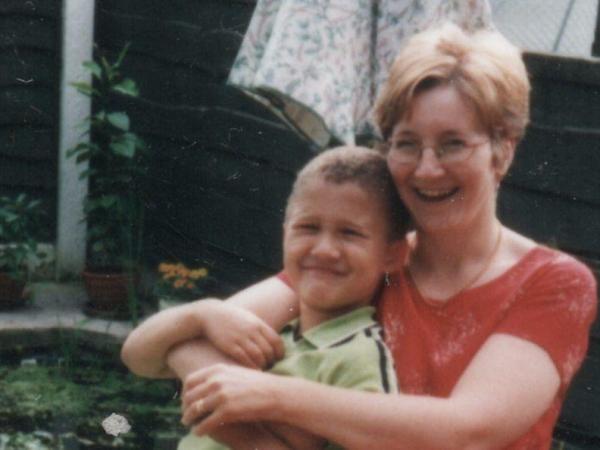 BBC Mundo: Luke Davies (en la foto de niño con su madre, Liz) siempre se sintió diferente mientras crecía